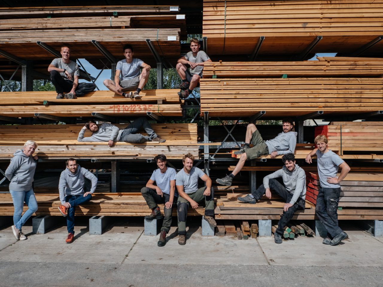 team van ervaren boomhut bouwers bij hout