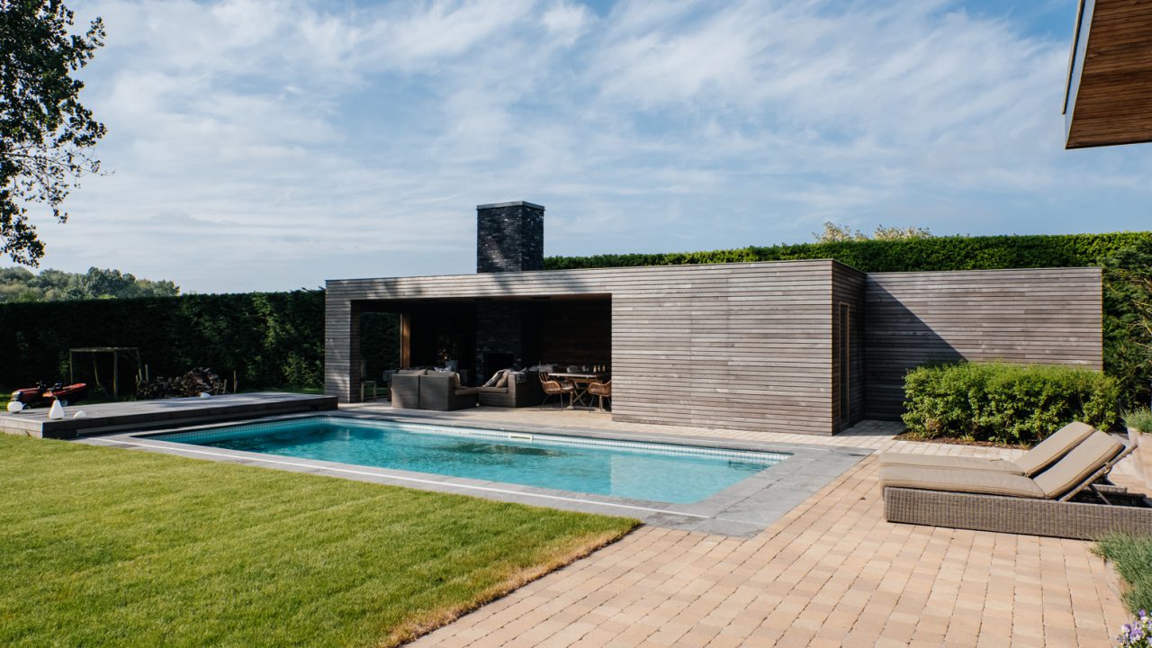 poolhouse of tuinhuis met een zwembad en terras