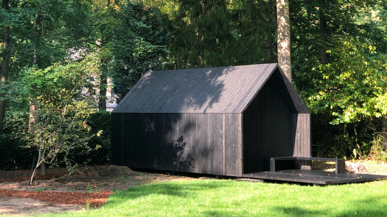 minimalistische zwarte tuinberging of houten bijgebouw in een tuin